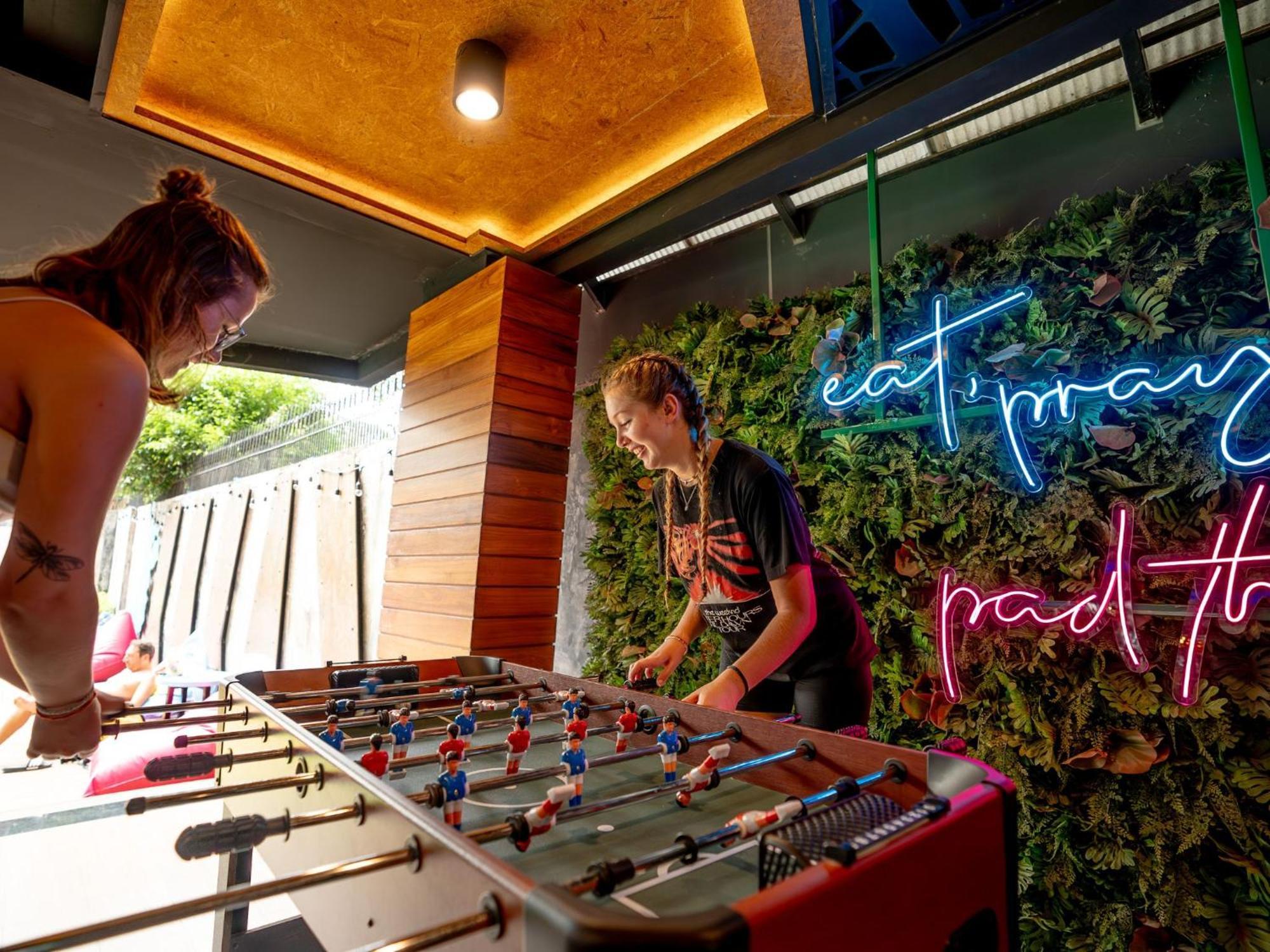 Mad Monkey Phuket Hostel Patong Екстериор снимка