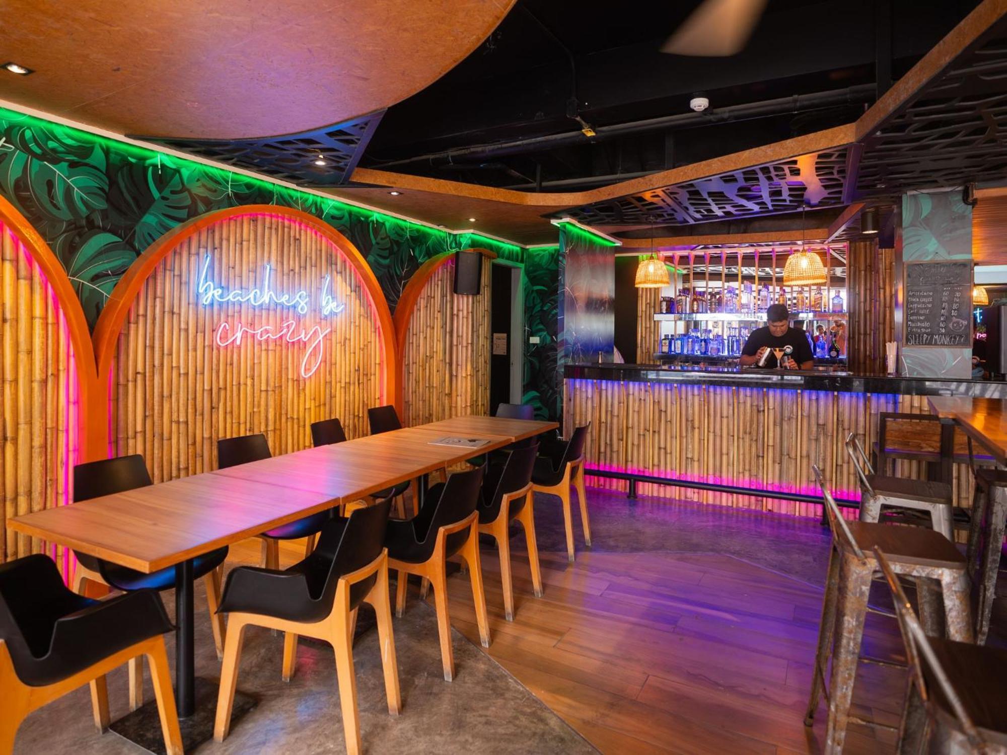 Mad Monkey Phuket Hostel Patong Екстериор снимка
