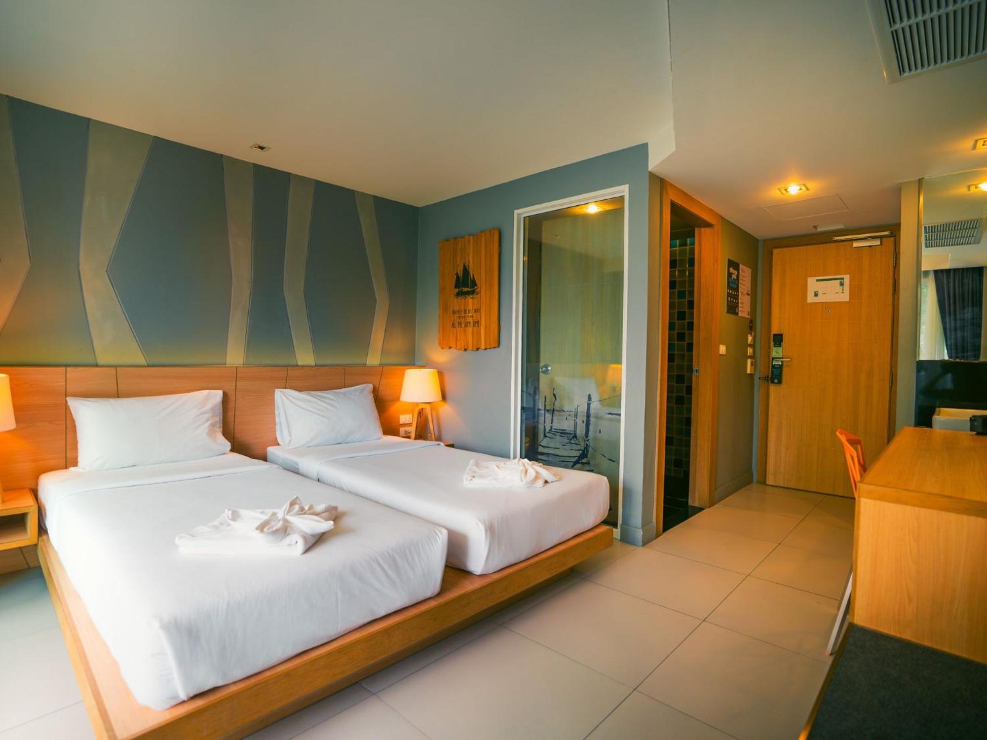 Mad Monkey Phuket Hostel Patong Екстериор снимка