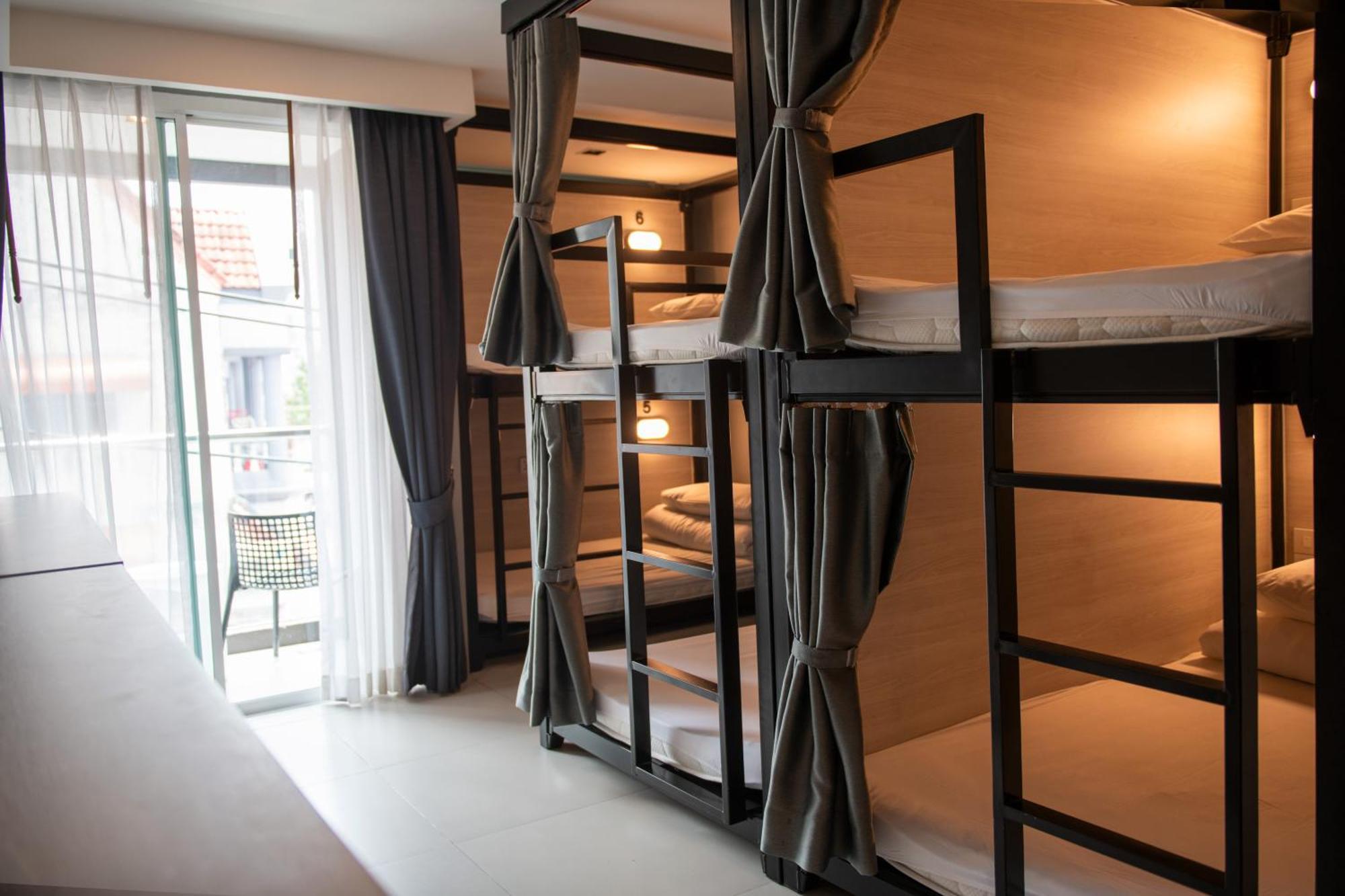 Mad Monkey Phuket Hostel Patong Екстериор снимка