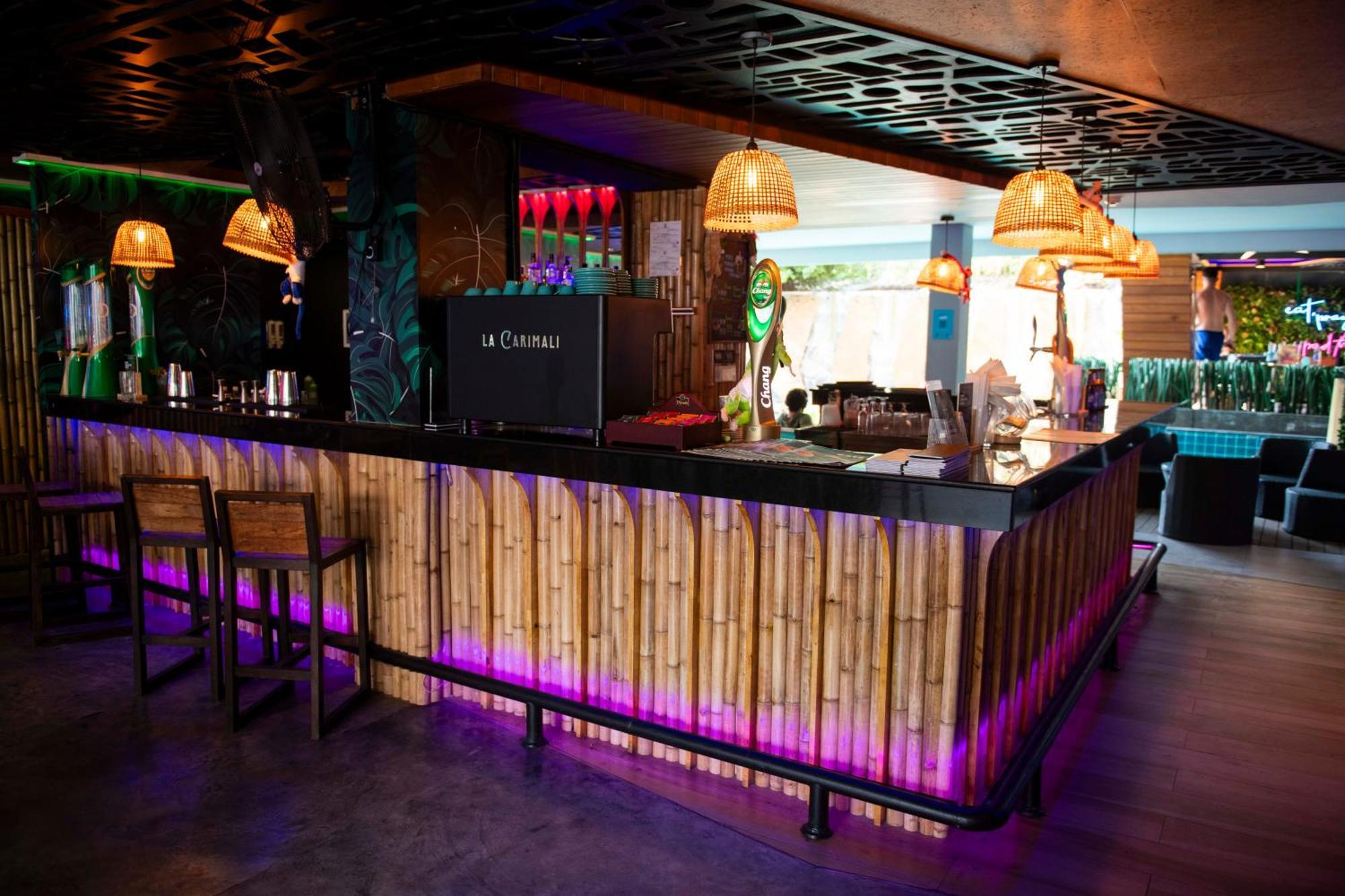 Mad Monkey Phuket Hostel Patong Екстериор снимка
