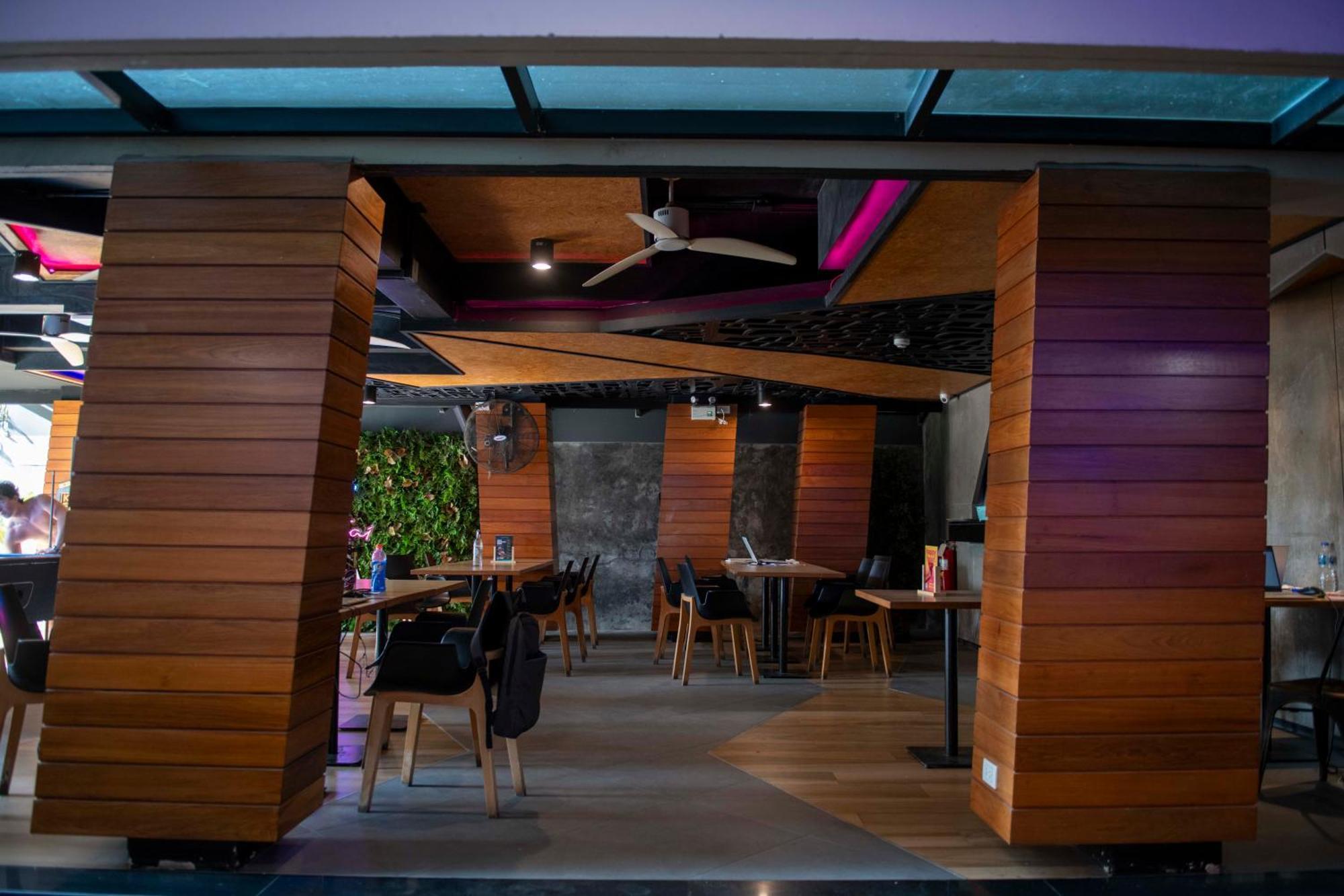 Mad Monkey Phuket Hostel Patong Екстериор снимка